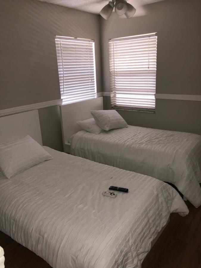 Cheerful 3 Bed House In A Cul- De-sac! * Tampa